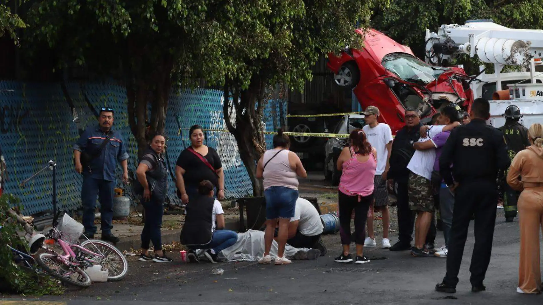 Chofer de grúa atropella a niño al escapar de choque múltiple, en Iztapalapa